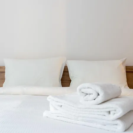 Czerwone Maki With Garden By Bookinghost كراكوفيا