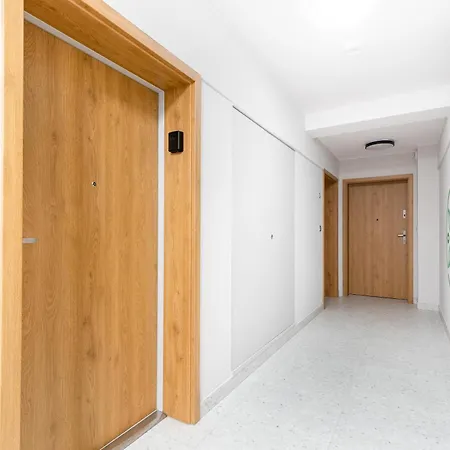 Czerwone Maki With Garden By Bookinghost * كراكوفيا