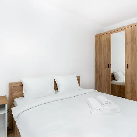 Czerwone Maki With Garden By Bookinghost كراكوفيا