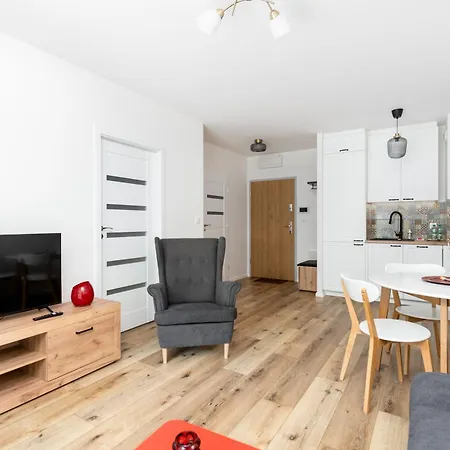 Czerwone Maki With Garden By Bookinghost كراكوفيا