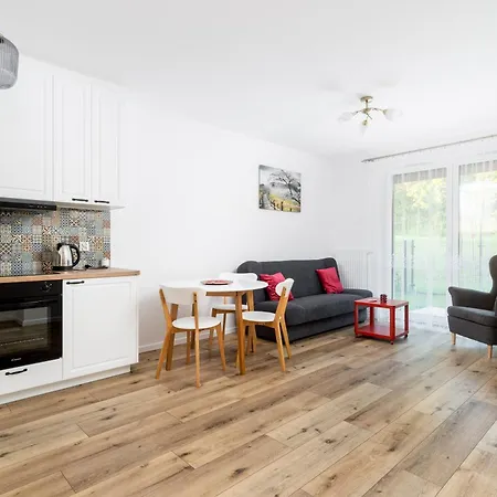 Czerwone Maki With Garden By Bookinghost *