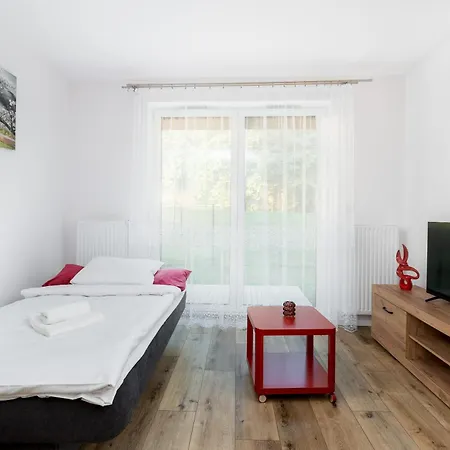 Czerwone Maki With Garden By Bookinghost كراكوفيا