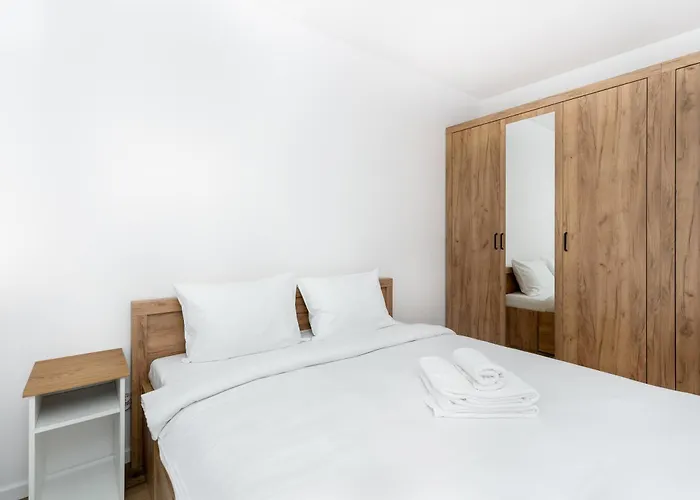 Czerwone Maki With Garden By Bookinghost Krakau