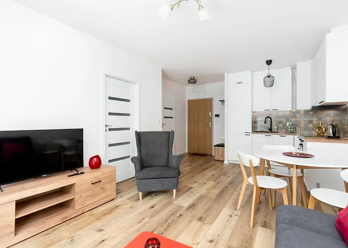 Czerwone Maki With Garden By Bookinghost קרקוב