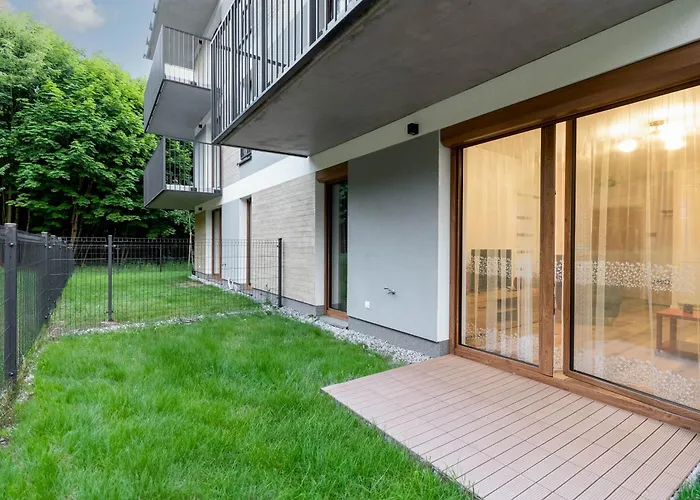 Czerwone Maki With Garden By Bookinghost Cracovia