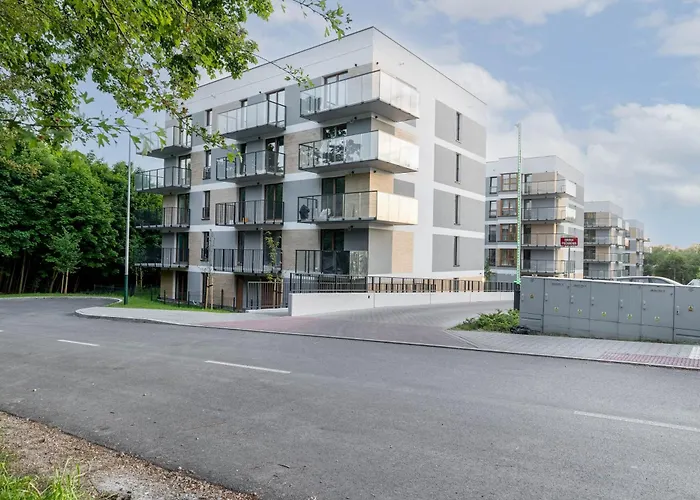 Czerwone Maki With Garden By Bookinghost Cracovia