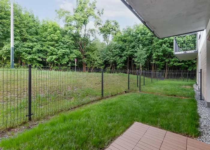 Czerwone Maki With Garden By Bookinghost